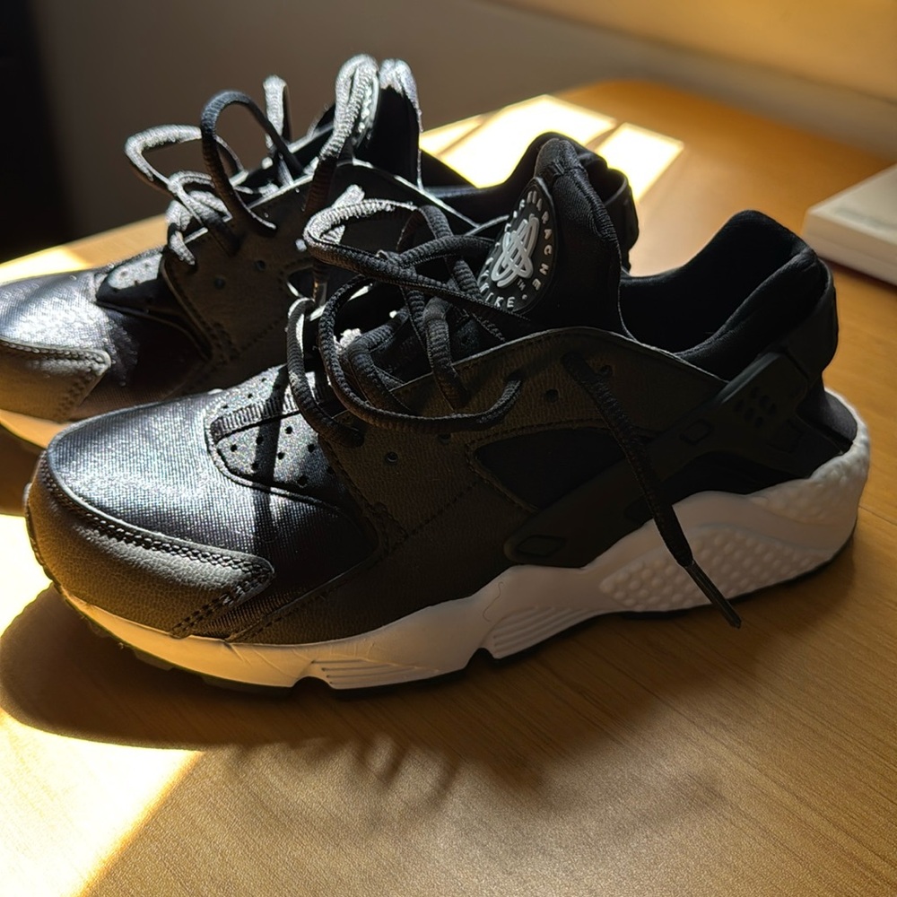 Like New Women's Nike Air Huarache sz 6 Black White